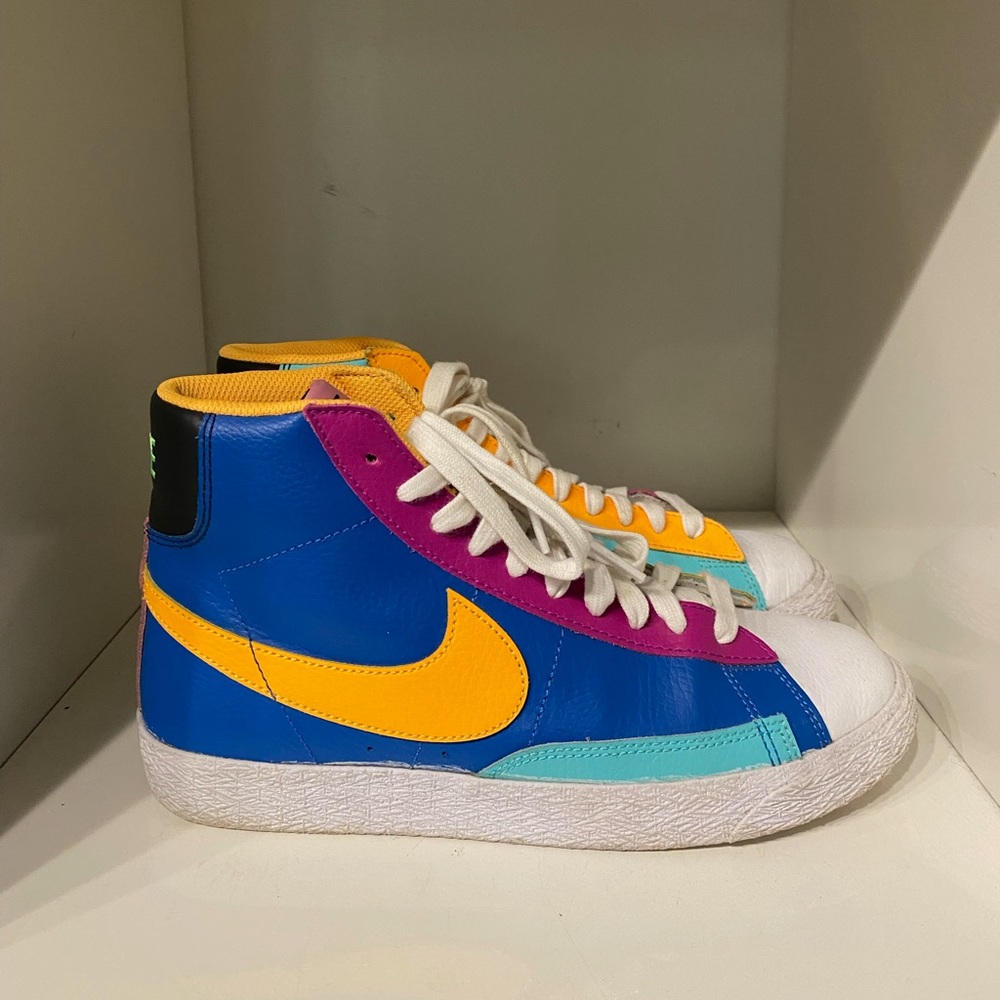 Kids 6.5 -women’s 8 Nike mid blazers